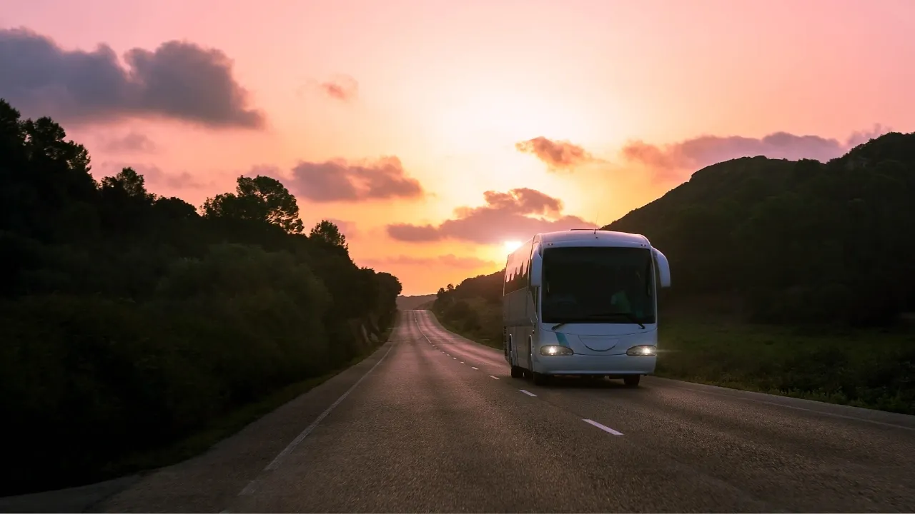 Bergslagsbuss på väg genom ett landskap