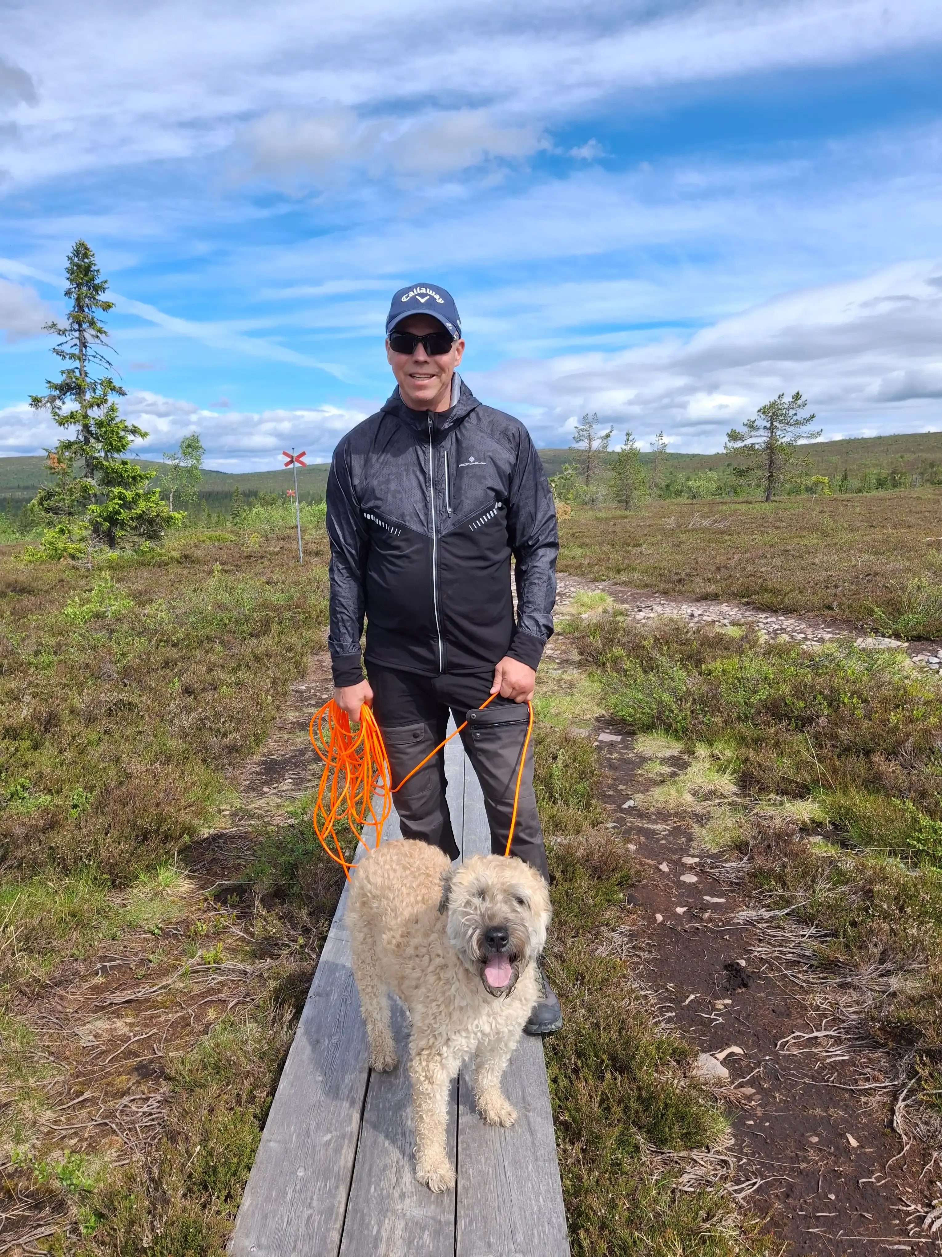 Hans med familjens hund i naturen