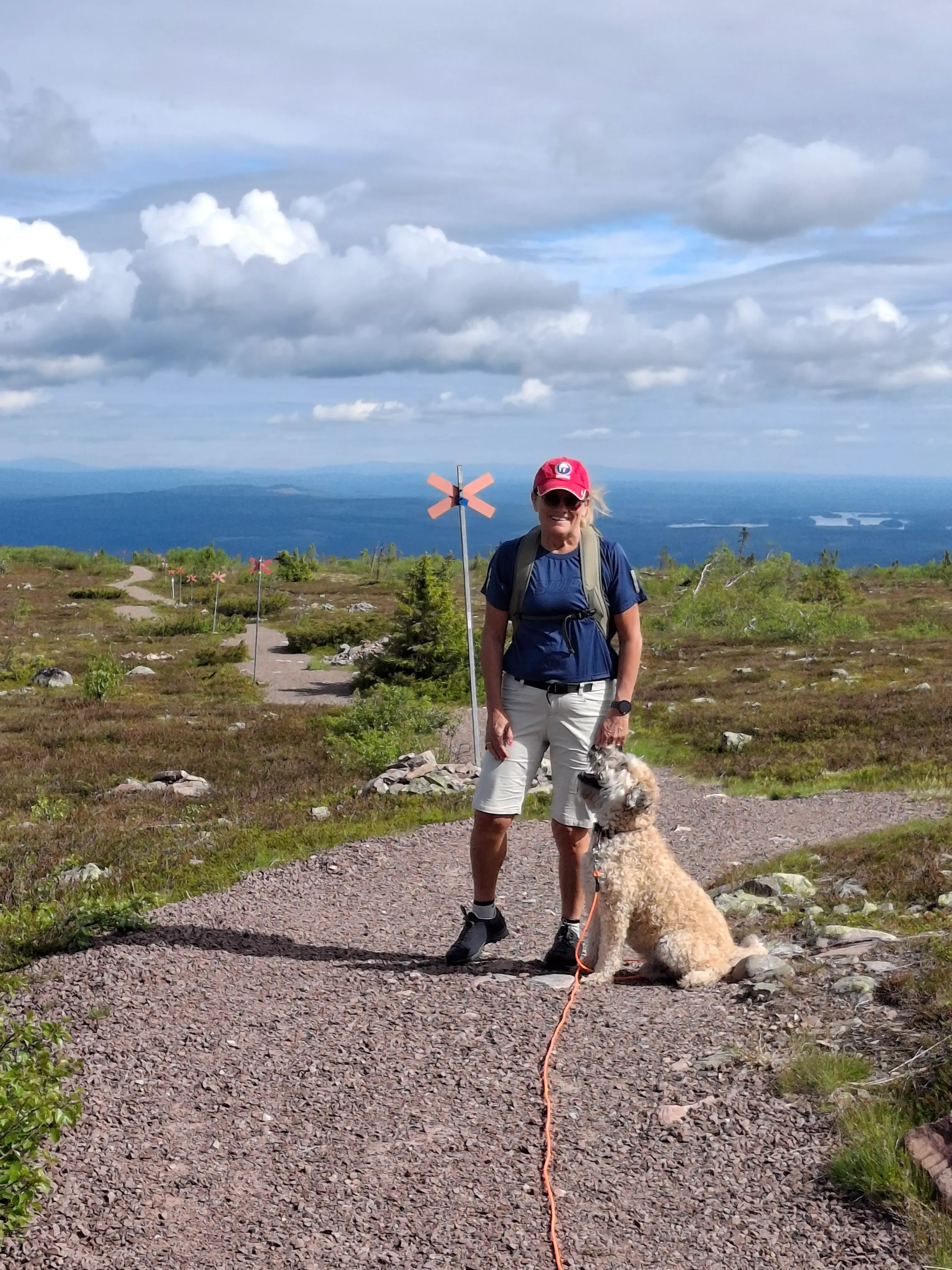 Marie med familjens hund i naturen