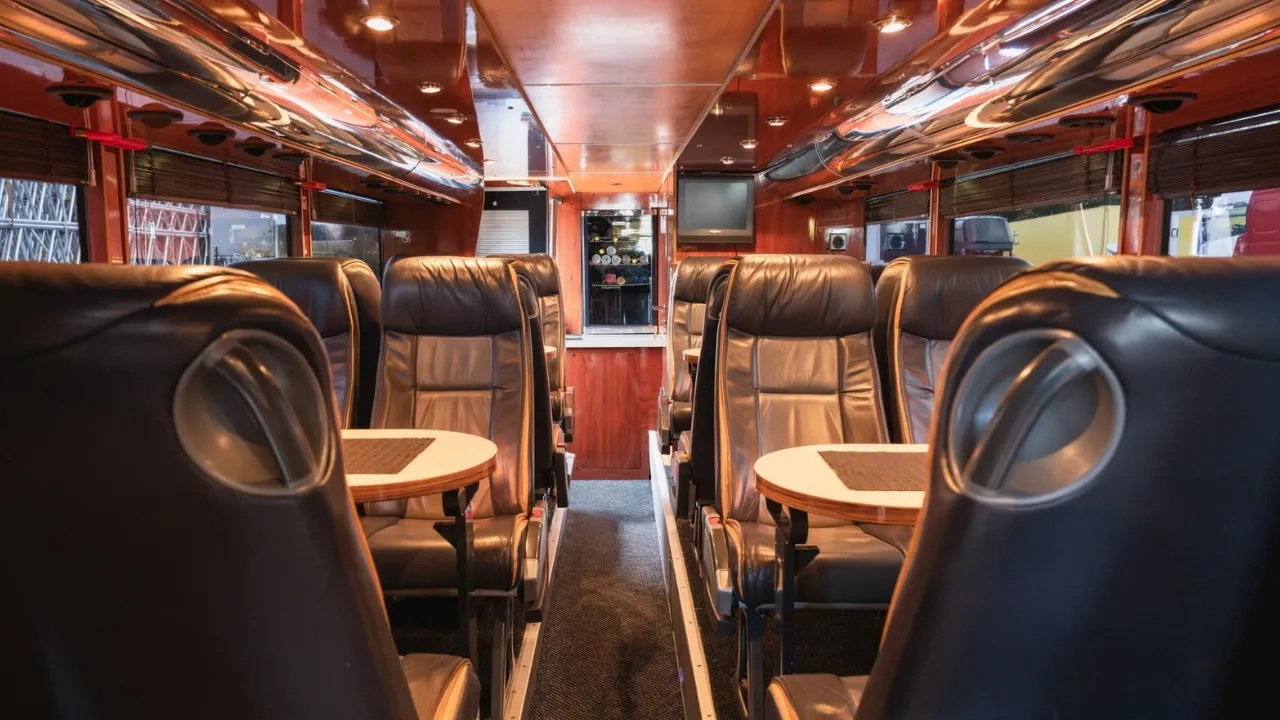 Loungen i Bergslagsbuss Nightliner för artist- och produktionsturnéer